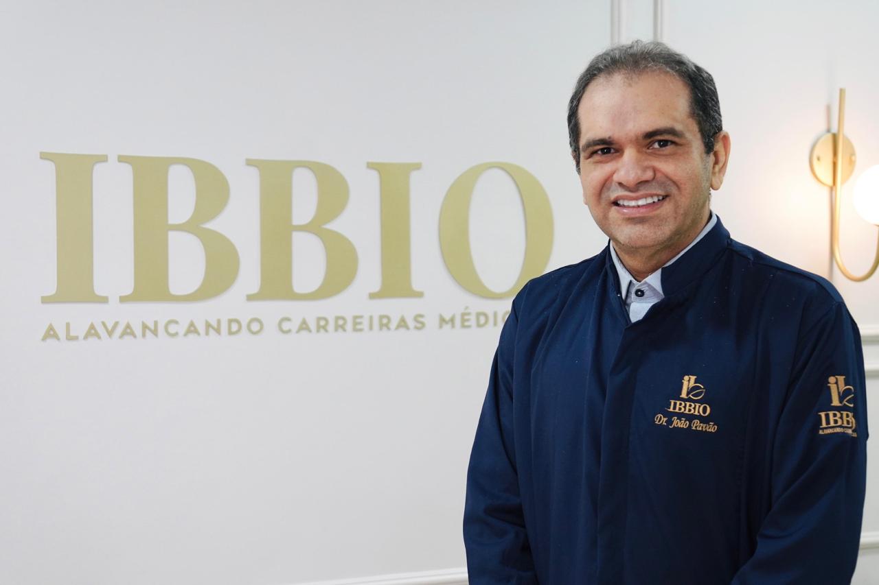 Estudante aprendendo online